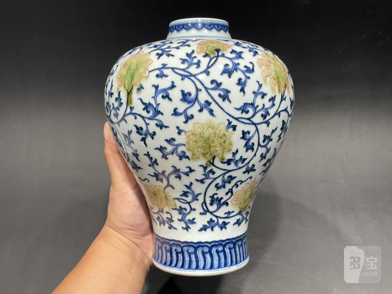 清乾隆 青花釉里红缠枝花卉纹梅瓶 - 图5